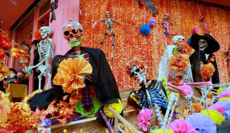 halloween in hanoi - hang ma market
