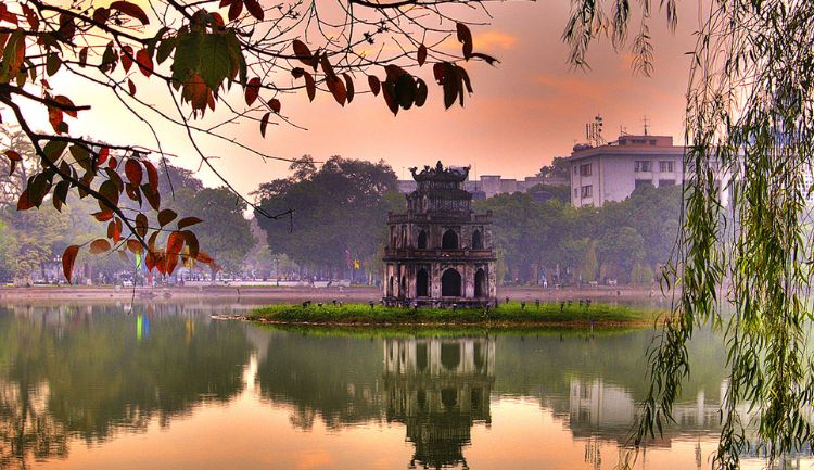 where to visit in hanoi -hoan kiem lake