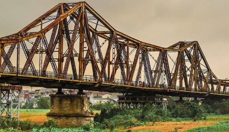 where to visit in hanoi -long bien bridge